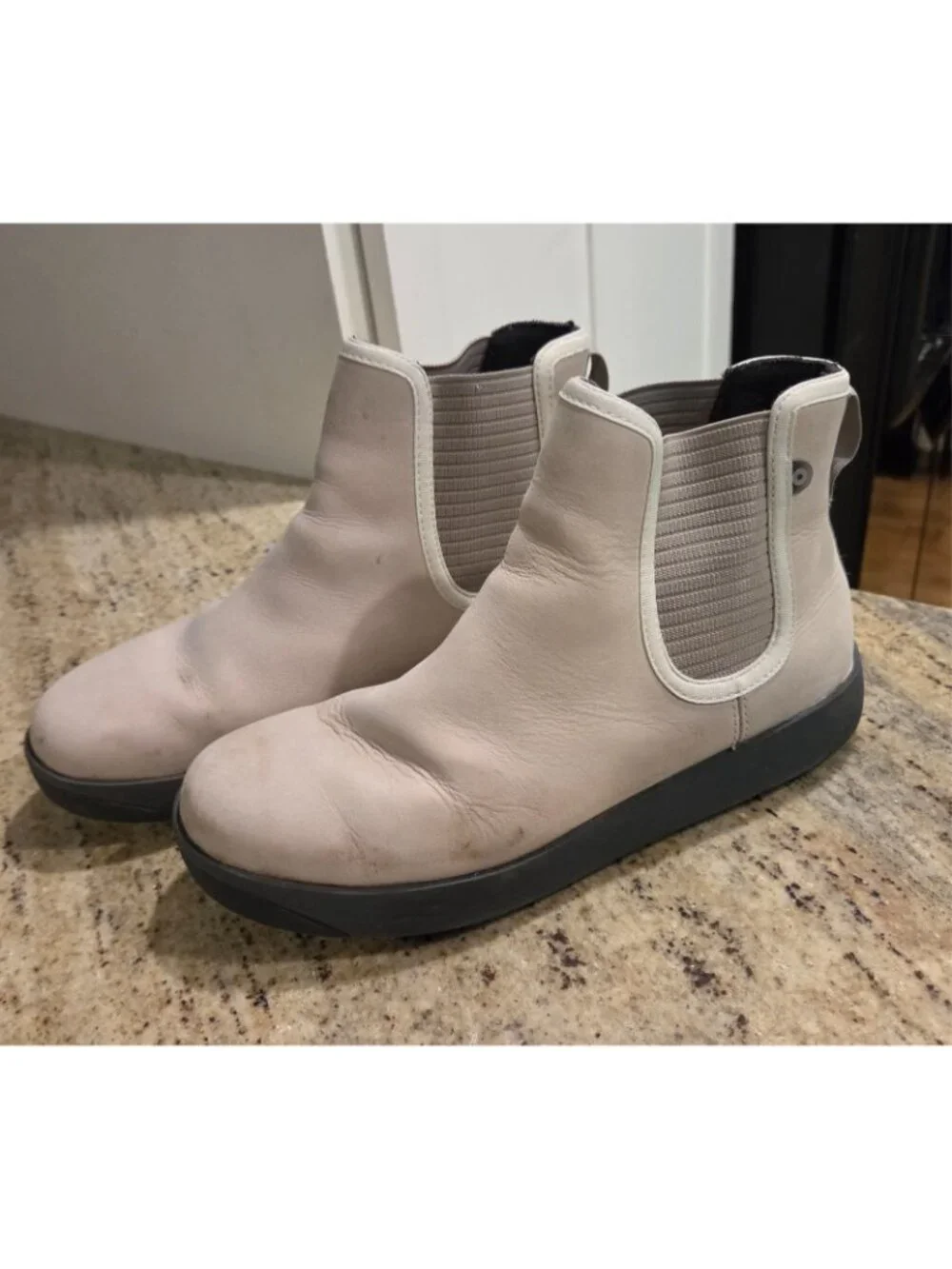 Bogs Kicker Chelsea Boot Women Size 9 Oatmeal Beige Leather Booties 72777-279